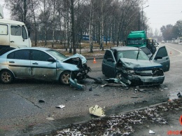 В Днепре на Космической столкнулись Lada и Hyundai: трое пострадавших