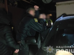 У одессита из машины похитили 40 тысяч гривен: полиция задержала воров