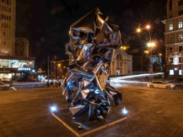 Как киевляне отреагировали на абстрактную инсталляцию около здания Национальной оперы