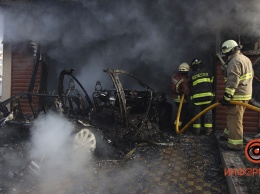 В Днепре в частном доме на Нахимова случился пожар: дотла сгорел автомобиль Tesla