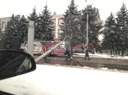 В Макеевке на центральной улице рухнул столб