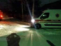 В городе Запорожской области "скорая" застряла в снегу