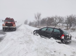 В Запорожье и области спасатели вызволяют водителей из снеговых "ловушек"