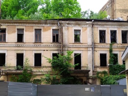 На Грушевского во дворе дома с восстановленными часами могут снести старинную усадьбу Бонадуреров