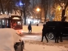 В Днепре внедорожник тащил троллейбус, который застрял посреди дороги (видео)