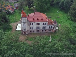 Во Львовской области три семьи выкупили заброшенный дворец и восстанавливают его (ВИДЕО)