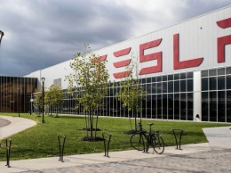 Завод Tesla в Берлине платит сотрудникам на 20% меньше, чем конкуренты из Германии