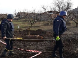 В Запорожской области в саду обнаружили 100-килограммовую авиабомбу