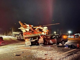 Под Киевом легковушка влетела в грузовик: есть погибший