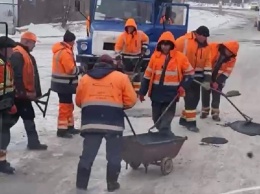 В Киеве делали ямочный ремонт в снежную погоду