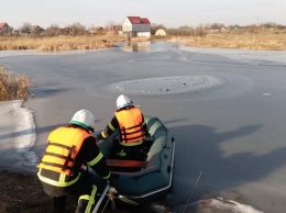В Днепропетровской области мужчина провалился под лед и утонул