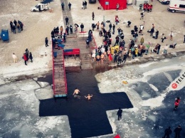 В Киеве на Крещение голые мужчины устроили драку (видео)