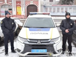 На Днепропетровщине полицейские спасли жизнь дедушке, лежавшему без сознания в собственной квартире