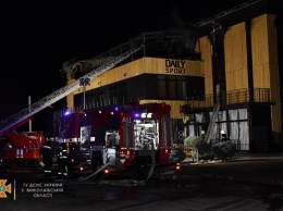В Николаеве полсотни спасателей тушили пожар в ресторане