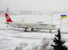 Несмотря на снегопад, одесский аэропорт работает, но турецкие авиакомпании рейсы