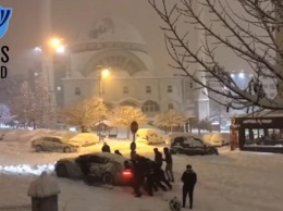 Снегопады в Стамбуле - чиновники ушли в отпуска, студенты на каникулы (ВИДЕО)