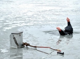 Что делать, если вы провалились под лед: советы спасателей