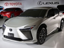 Lexus показала грядущий электрический кроссовер RZ 450e, который станет конкурентом Tesla Model Y (ВИДЕО)