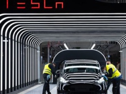 Владельцы Tesla жалуются на "фантомное" торможение