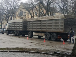 В Никополе на улице Героев Чернобыля мужчина попал под колеса грузовика