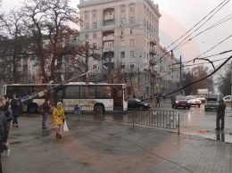 В Днепре троллейбус оборвал провода: на автобус упал столб
