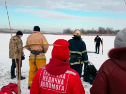 В Днепропетровской области мужчина ради видео прыгнул в прорубь, но не смог вынырнуть: появилось видео момента