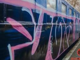 В Днепре вандалы обрисовали вагон детской железной дороги в парке Глобы и сняли все на видео