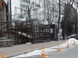 У посольства Беларуси убрали парковочные конусы