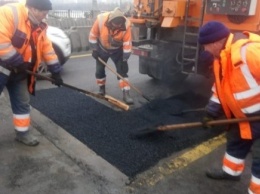 «Киевавтодор» приступил к ямочному ремонту дорог столицы