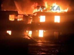 В Днепре возле Нового моста сгорел двухэтажный заброшенный дом (ФОТО, ВИДЕО)