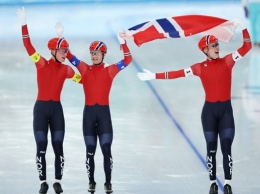 Олимпиада-2022: Норвежцы выигрывают в конькобежной гонке преследования