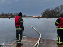 В городе Запорожской области рыбаков уговаривают покинуть тонкий лед