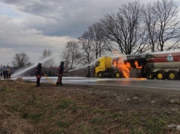Цистерна с газом горит второй день в Прикарпатье, людей эвакуировали (ФОТО)