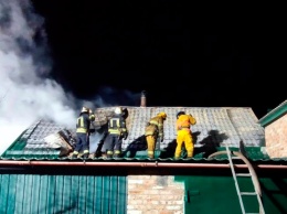 В Никополе у пенсионеров сгорела крыша дома: требуется помощь