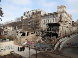 Мэр Одессы хочет прикрыть баннерами руины на Деволановском спуске