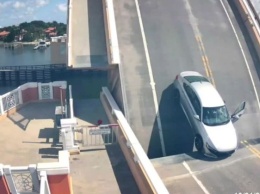 Во Флориде Honda Accord застряла на разводном мосту (ВИДЕО)