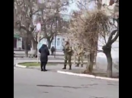 Появилась видео, как в Геническе женщина прогоняла российского военного