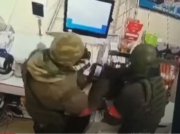 Российские мародеры-захватчики разграбили магазин на Сумщине (ВИДЕО)