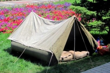 В Херсоне семья, жившая в палатке у горсовета, опять просит жилье