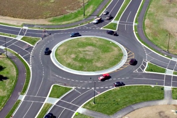 В Раде хотят поменять правила проезда перекрестков с круговым движением