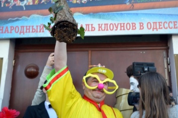 В Одессе стартовала "Комедиада:2016": распил бревна, красная дорожка и Ленин-клоун (фото, видео)