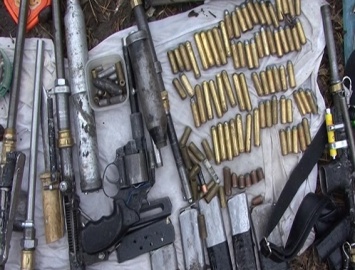 В Киеве нашли арсенал оружия при сносе гаражей