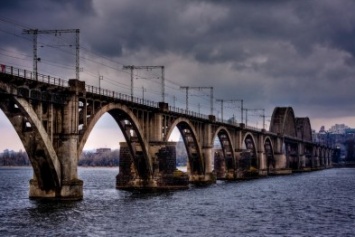 Баржа из Днепродзержинска столкнулась с мостом в Днепропетровске