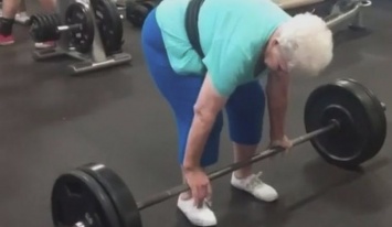 Женщина в свои почти 80 начала ходить в тренажерку