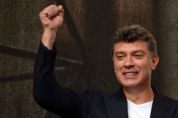 Любовница Бориса Немцова требует эксгумации его тела