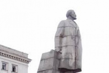 В течение трех дней в Одесской области повалят 52 памятника Ленину (ФОТО)