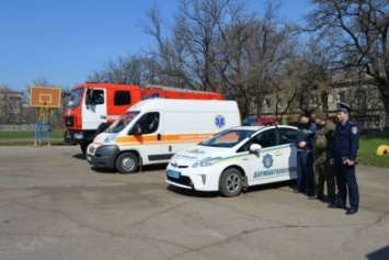 На урок здоровья в Краматорскую школу приехала полиция, скорая и спасатели (ФОТО)