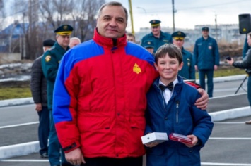 Глава МЧС России подарил шестикласснику iPhone 6s Plus