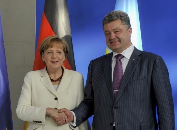 Меркель поддержала Порошенко: его присутствие в "панамском досье" не повлияет на успехи в борьбе с коррупцией