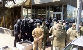 Захват гостиницы "Лыбидь" в Киеве: На первом этаже валяются осколки, на ступеньках - кровь